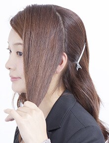 前髪と左サイドの髪を分けておく