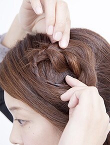 耳の斜め上でコサージュを作る