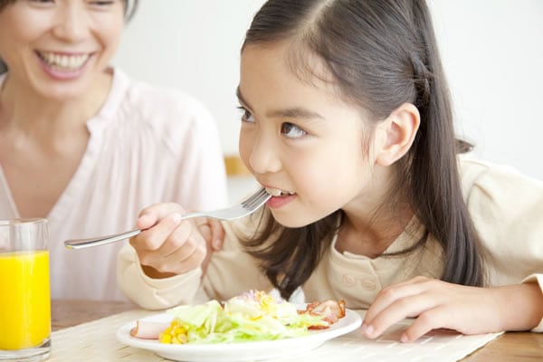 食事する子ども