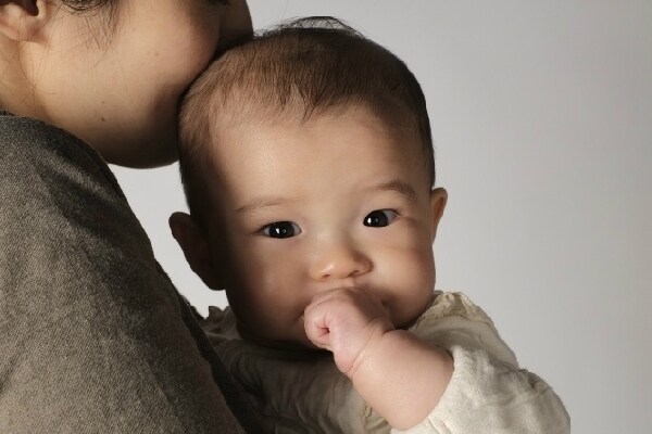 指しゃぶりの画像