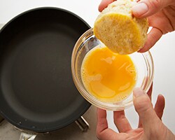 レシピ | 卵で包まない!オムライス風ヒヨコおにぎり