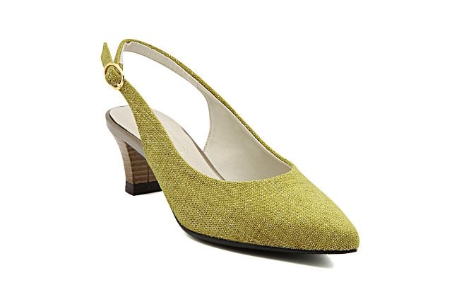 シンプルな単色イエローのポインテッドトゥパンプス。