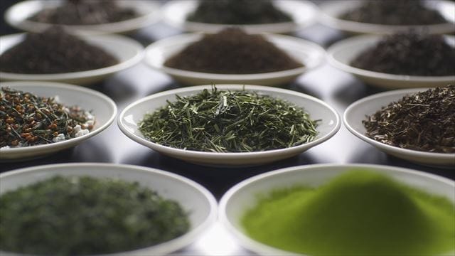 ひとくちに“緑茶”といっても、栽培方法、摘取時期、製造工程などの違いによって、さまざまな種類がある