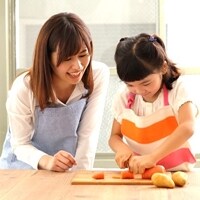 1歳でも包丁で料理が自尊感情を育む