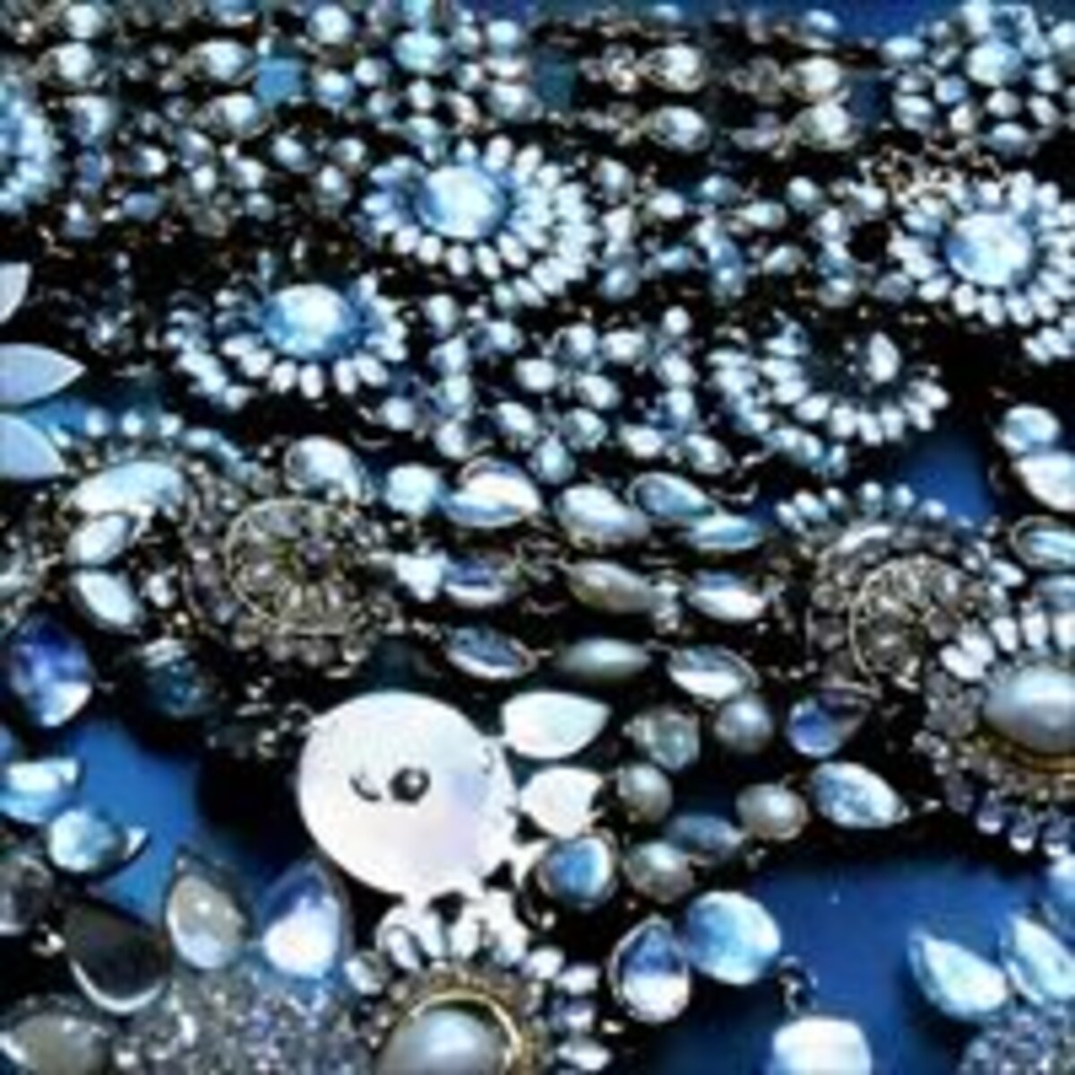 人の目や顔色を気にしがちな人の特徴