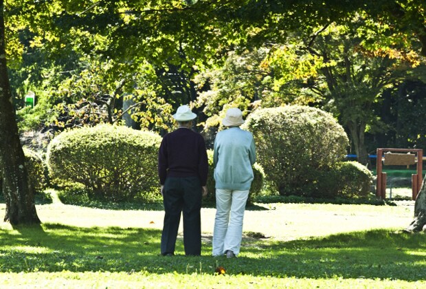 老夫婦が木陰で寄り添う姿