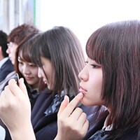 電車内で化粧“大声よりも迷惑”派多数