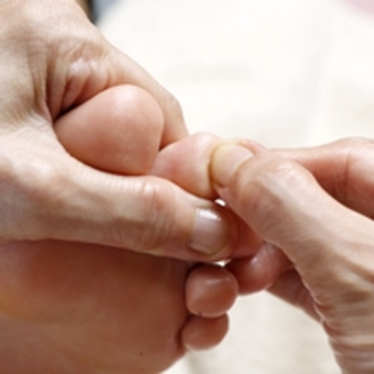 子供の足裏マッサージで集中力アップ！セラピストの手技を画像で解説