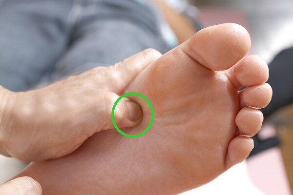 胃痛をケアする足裏マッサージ