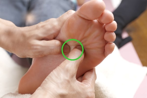 腹痛を改善する足裏マッサージ