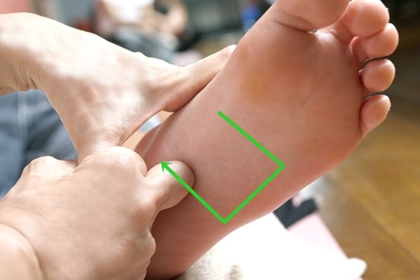 便秘を改善する足裏マッサージ 左