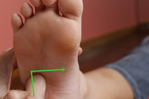 便秘を改善する足裏マッサージ 右