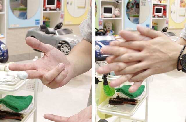 ヘアワックスをもみこむ