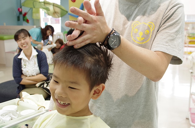 トップの髪を「ウルトラマン」のイメージで真ん中に寄せる。
