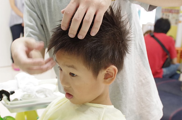 真ん中に寄せた髪を前へと流れを作る。