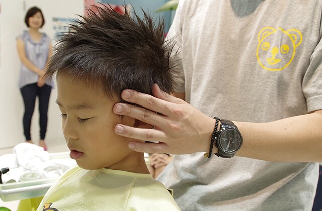 サイドの髪は寝かせ、前髪はそのまま自然に流す。