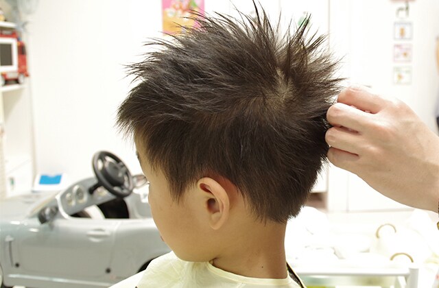 髪をつまんで毛束感を作り、全体のバランスを整える。