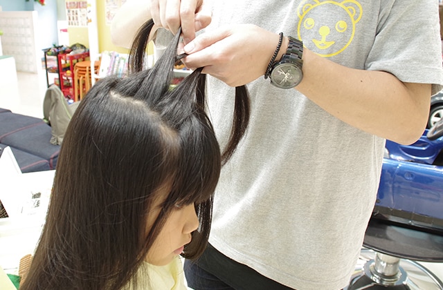 通常の分け目よりも、横7:3くらいのところで髪をとって3つに分ける。