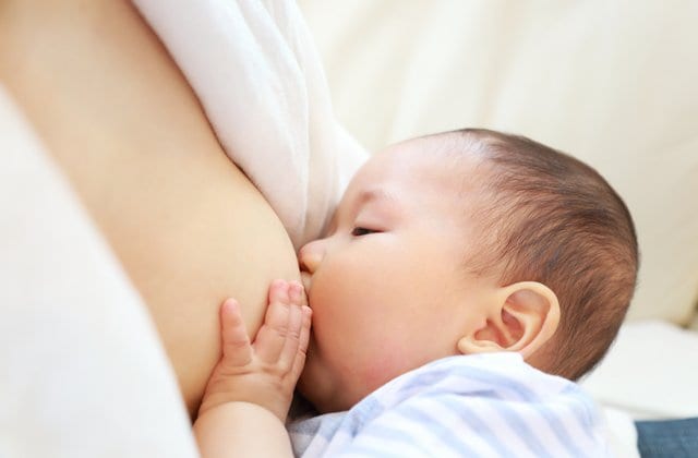 母乳を飲む赤ちゃん