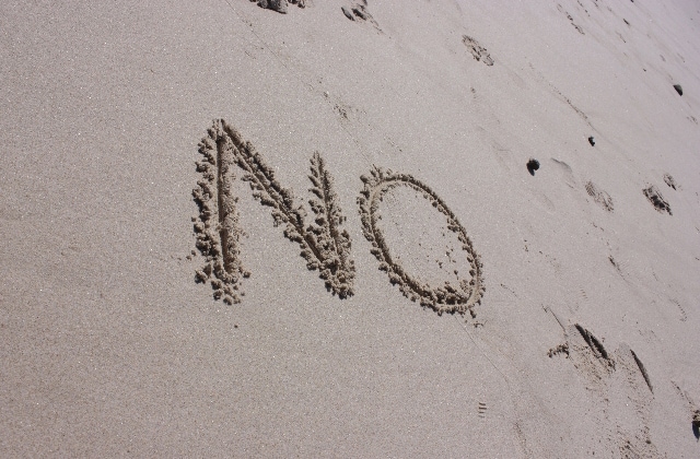 NOと書かれた砂浜