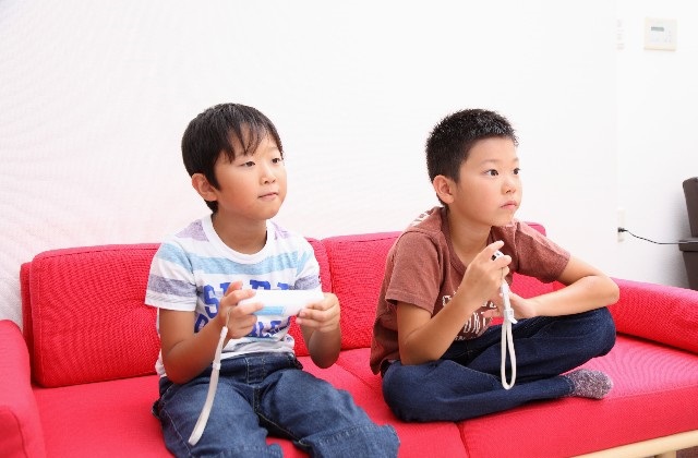 テレビゲームをする男の子