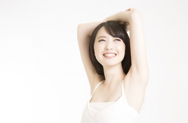 ストレッチをする女性