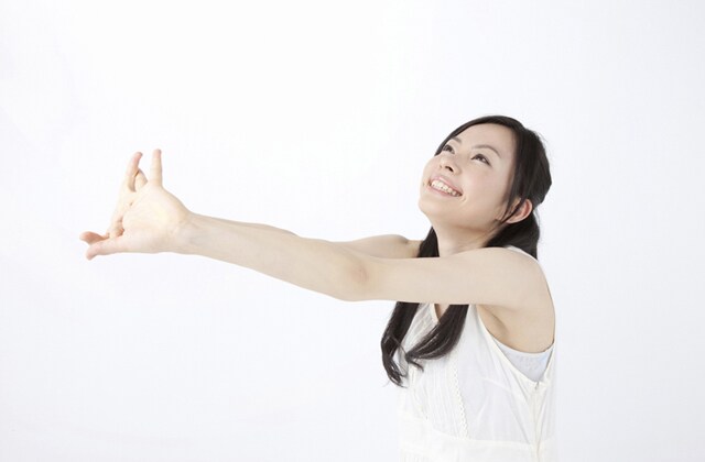 伸びをする女性