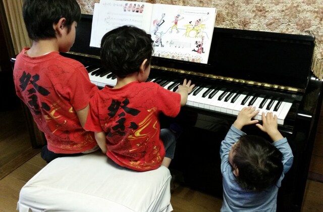 ピアノで遊ぶ子どもたち