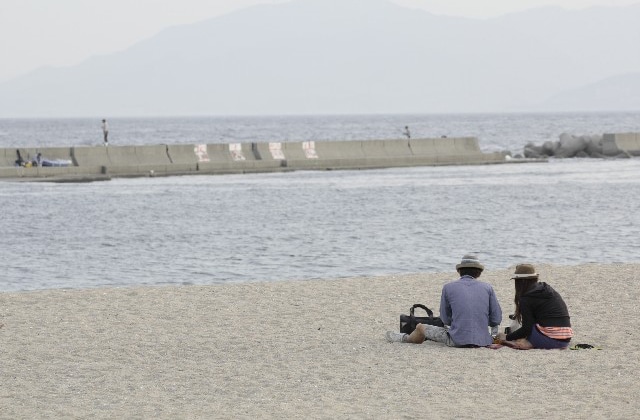 海を見つめるカップル