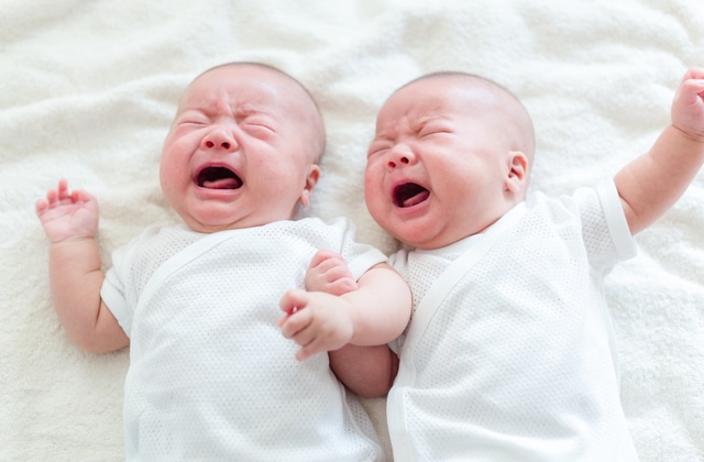 泣く双子の赤ちゃん