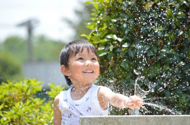 水浴びをする子ども