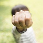 子が暴力に走る原因と、対処法は?