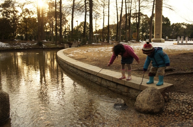 水遊びをする子ども