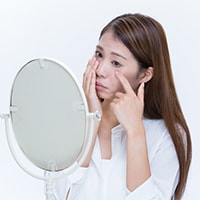 老け顔の原因に！目元のクマは改善できる？