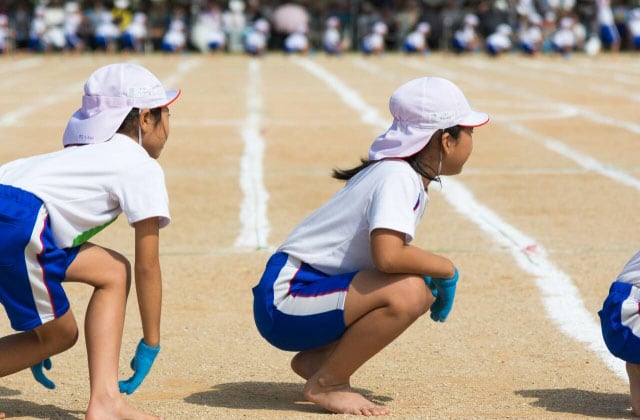 運動会に参加する女子児童