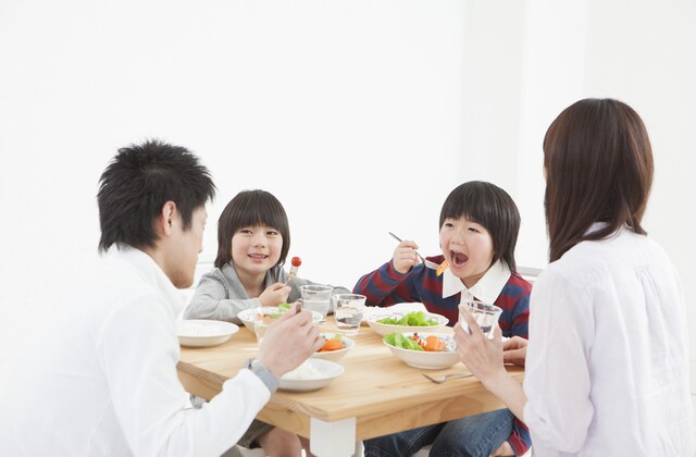 家族の食事風景