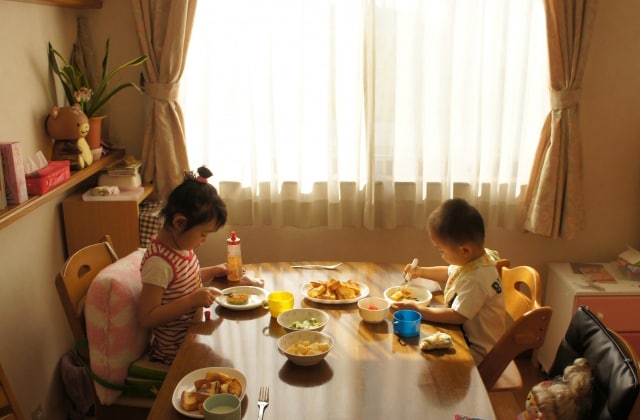 食事をする幼い男の子と女の子