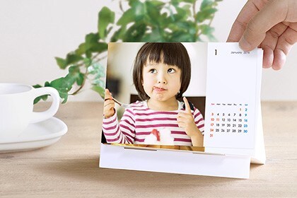 カレンダーは1月or4月はじまり、日曜or月曜はじまりを選択できます。見えるところに置いておけば、子どものほっこりとしたショットに毎日癒されそうですね!