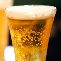 パーティーあとに余ったビールは足湯で消化!