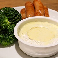 寒い日はホットプレートを囲んでチーズフォンデュ！