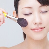 頬だけじゃもったいない!チークは●●にも使える