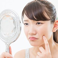 どうにかしたいニキビ…部位別の原因とケア方法