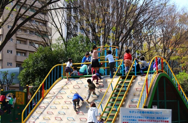 公園で遊ぶ子どもたち