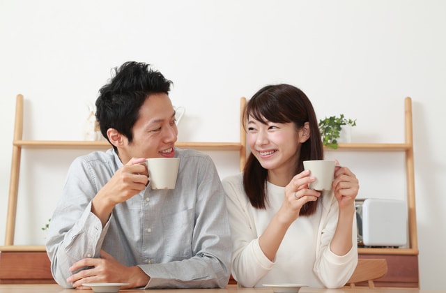 お茶を飲みながら会話する夫婦