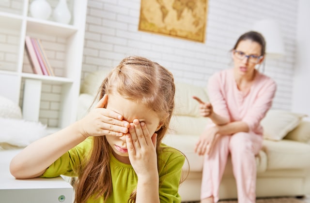 母親に怒られている子ども