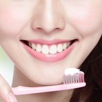 黄ばみは止められない？歯の美白事情