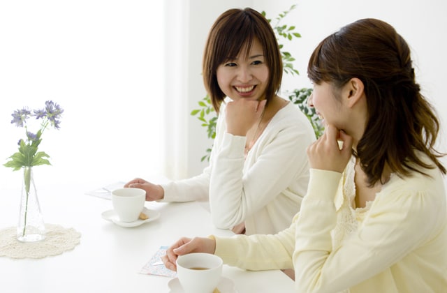 お茶をする2人の女性