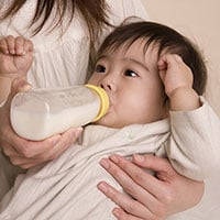 先輩ママ友が教える!授乳の悩み4選!