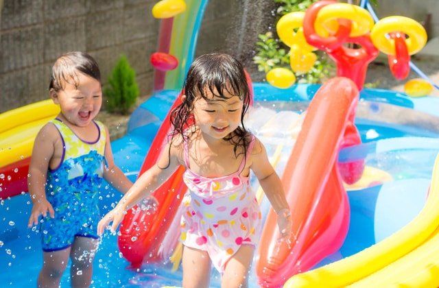 ビニールプールで遊ぶ子どもたち