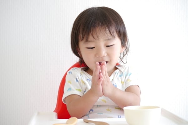 “いただきます！”をする子ども